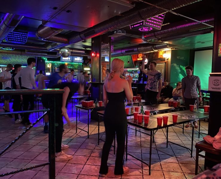 Das beliebte Trinkspiel gibt's jeden Donnerstag im Shooter Stars Mannheim. © Nancy Jäger