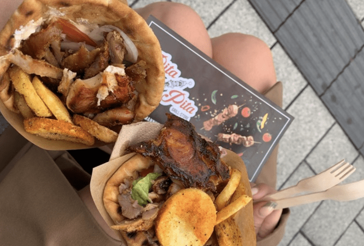 Beim Pita Pita Grillstore gibt es leckeres griechisches Streetfood - auch vegan und vegetarisch. © Sophia Knab