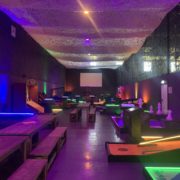 18 Themen-Bahnen mit verschiedenen Schwierigkeitsgraden warten in der Indoor-Minigolf-Anlage auf euch. © Lea Willer