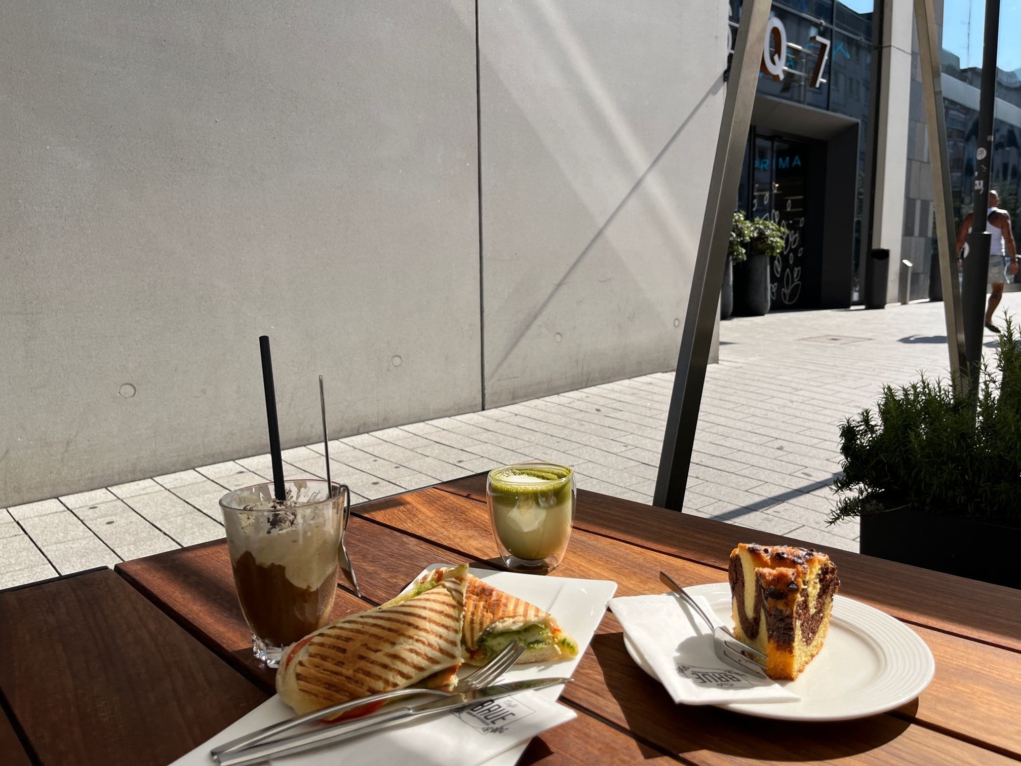 Panini, Marmorkuchen, Affogato und Matcha Latte.