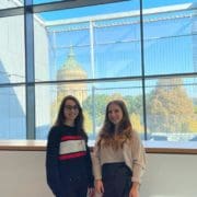 Anne-Sophie (links) und Imke sind im Vorstand der ARTgenossen - dem jungen Förderverein der Kunsthalle Mannheim. © Vanessa Müller