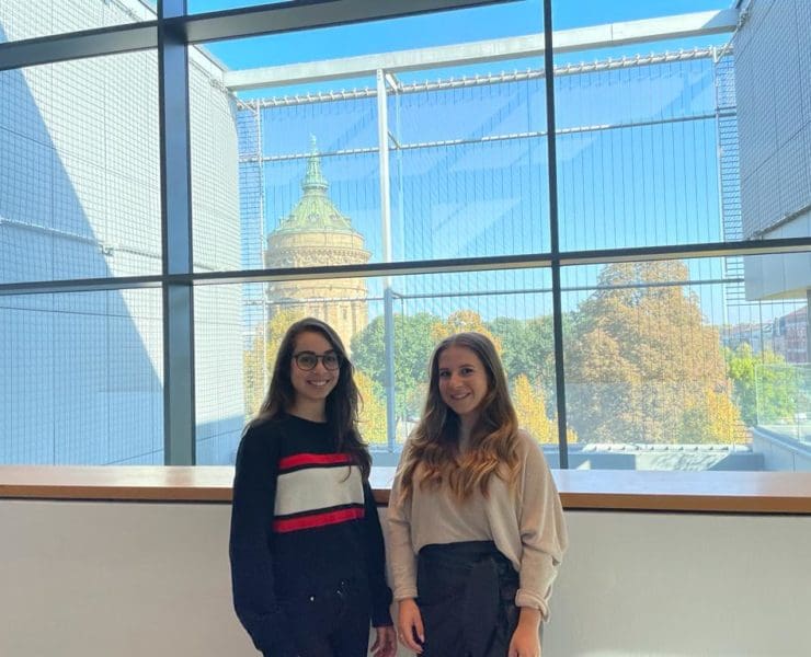 Anne-Sophie (links) und Imke sind im Vorstand der ARTgenossen - dem jungen Förderverein der Kunsthalle Mannheim. © Vanessa Müller