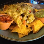 Nachos con Queso ist nur ein typisches lateinamerikanisches Gericht, das im Barrios serviert wird. © Barrios