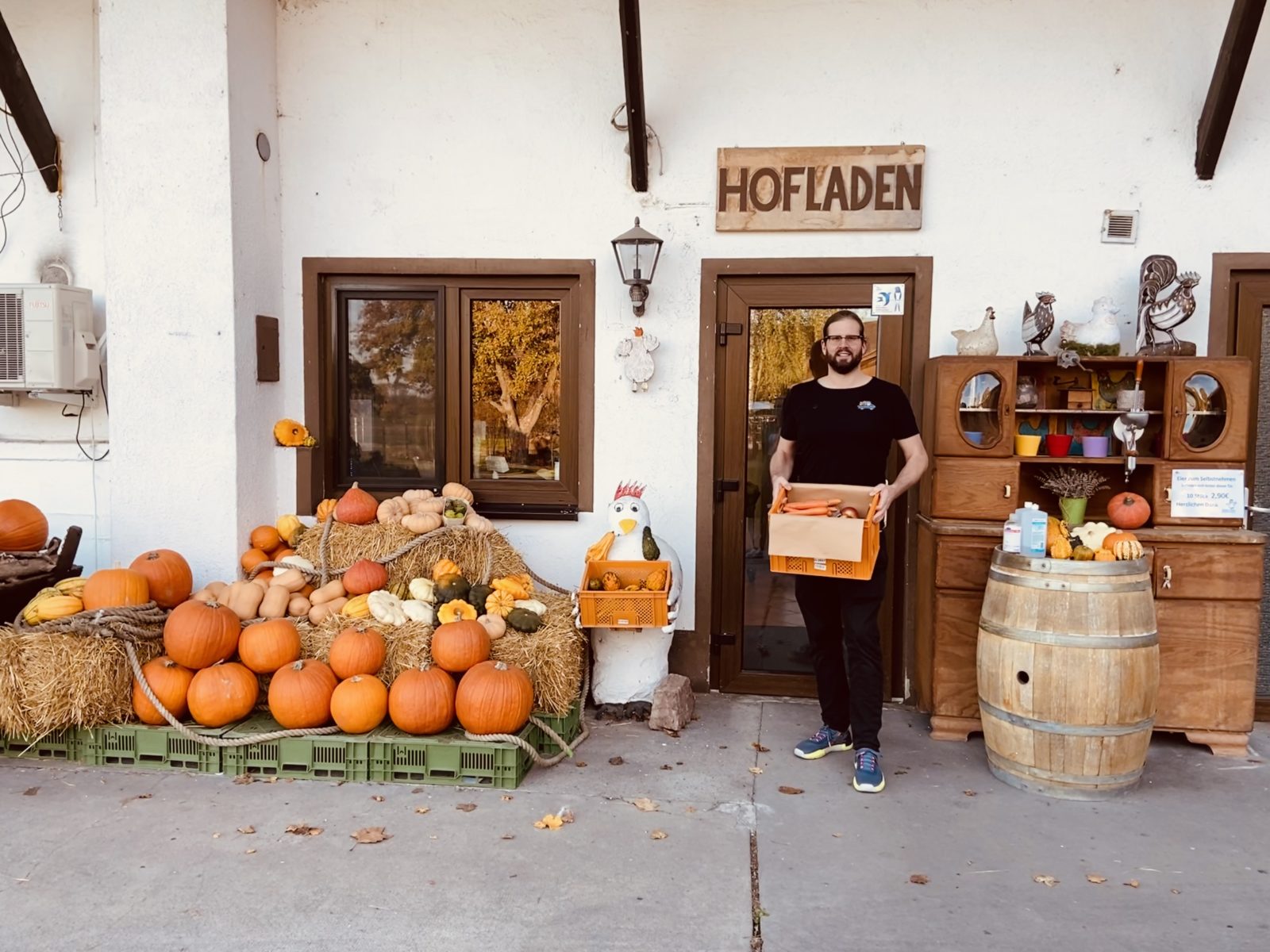 Peter Merz vor dem Hofladen in Kirschgartshausen. © Fabienne Lang