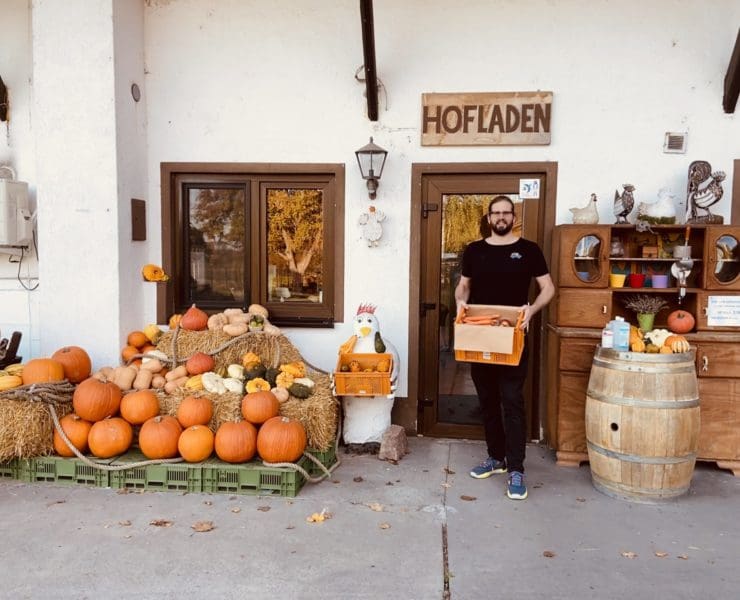 Peter Merz vor dem Hofladen in Kirschgartshausen. © Fabienne Lang