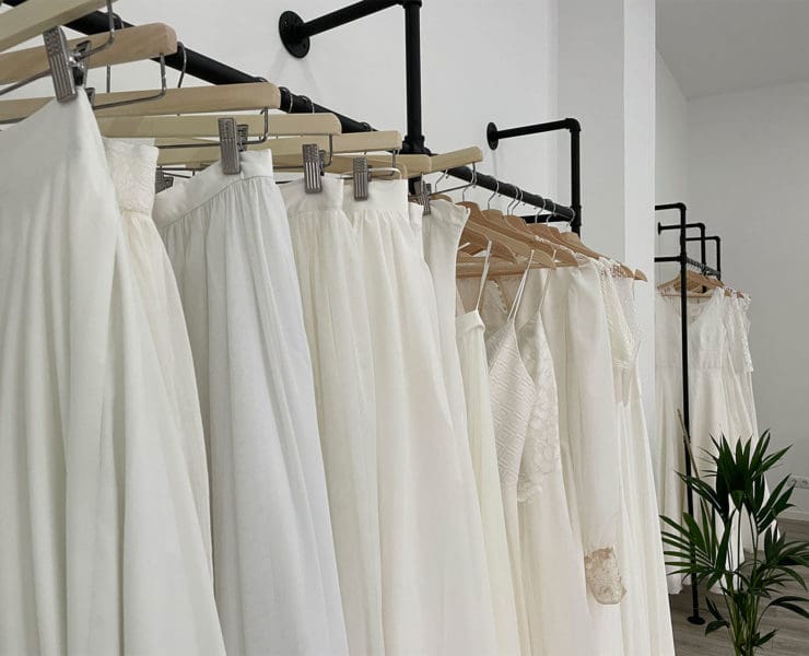 pure.love bietet nachhaltige und teils komplett vegane Brautmode an. © Stefanie Maier