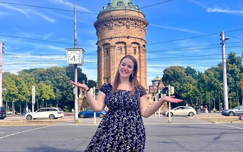 Seda bei ihrem Mannheim-Besuch vor dem Wasserturm. © Seda