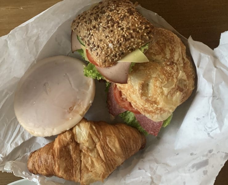 Wir haben 3 Too good to go-Anbieter in Mannheim getestet. Hier unsere Ausbeute der Back-Ecke. © Laura Schröder