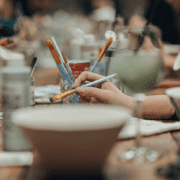 Die Kera Jam Events von Lamano, sind eine tolle Gelegenheit während des Bemalens mit anderen ins Gespräch zu kommen. © Lamano