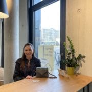 Gründerin Alicia mit einer der Luxushandtaschen die euch zur Auswahl stehen. © Vanessa Müller