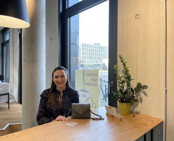 Gründerin Alicia mit einer der Luxushandtaschen die euch zur Auswahl stehen. © Vanessa Müller