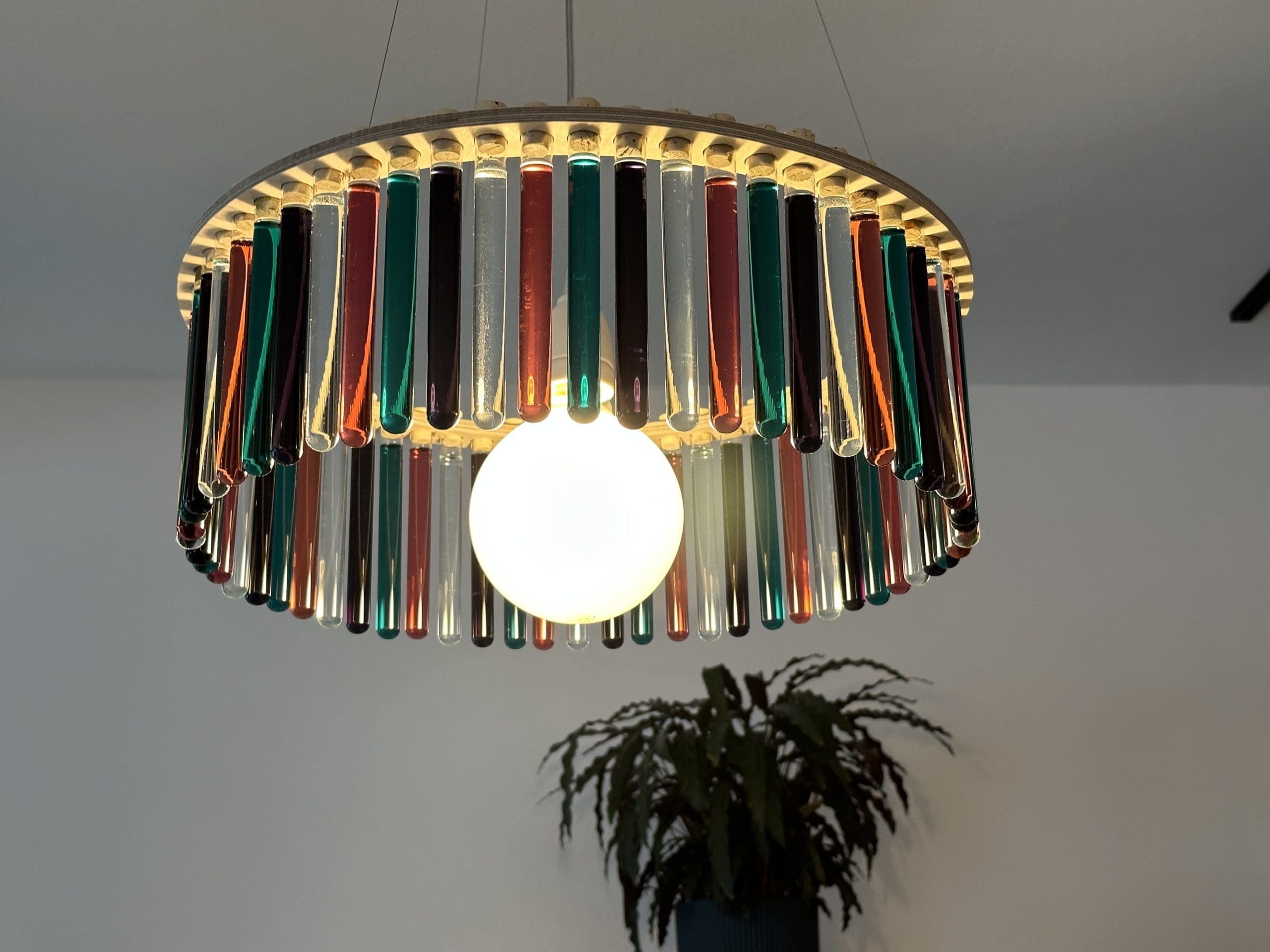 Experimentierfreudig sieht auch die Deckenlampe aus. © Vanessa Müller