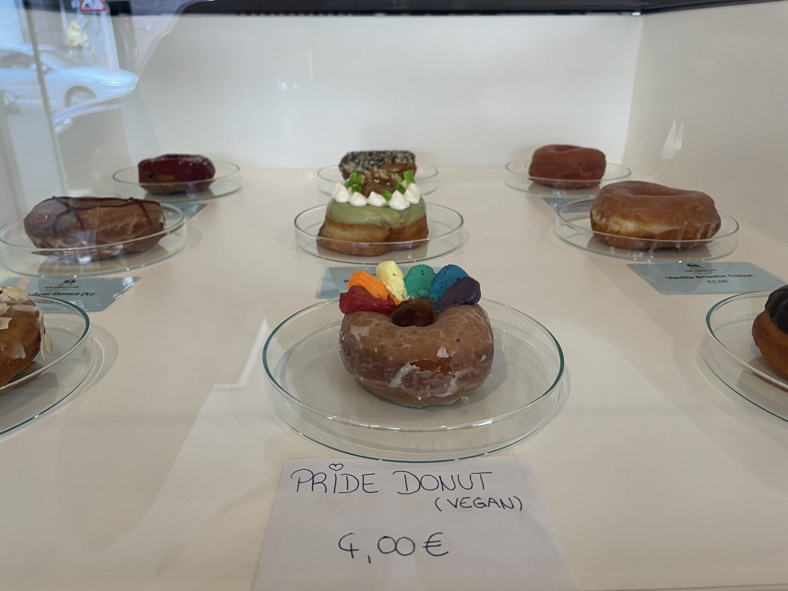 Passend zum Pride Month. 50 Cent werden pro verkauftem Pride Donut an das QZM gespendet. © Stefanie Maier