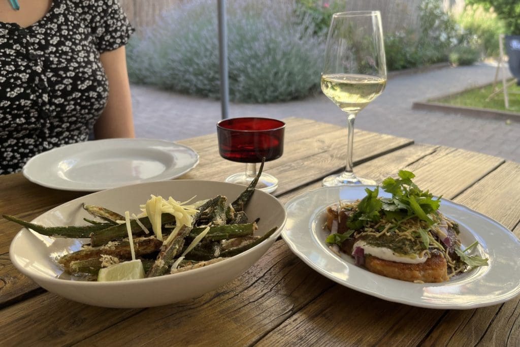 Links Fried Okra und rechts Aloo Chat. © Milena Hartmann