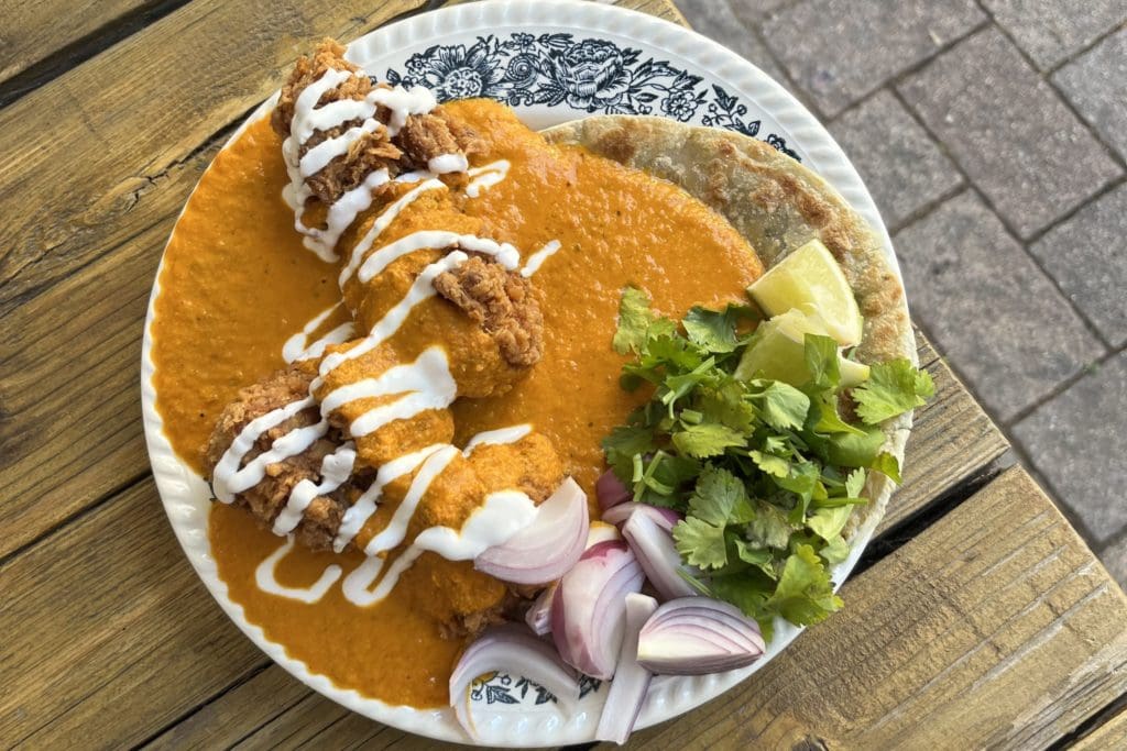 Aromatisches Vegan Tikka Fried Chicken mit Paratha. © Milena Hartmann