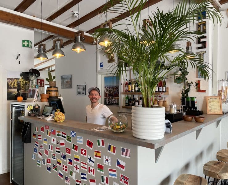 Willkommen im Hostel Mannheim. Julian bereitet allen einen herzlichen Empfang. © Stefanie Maier