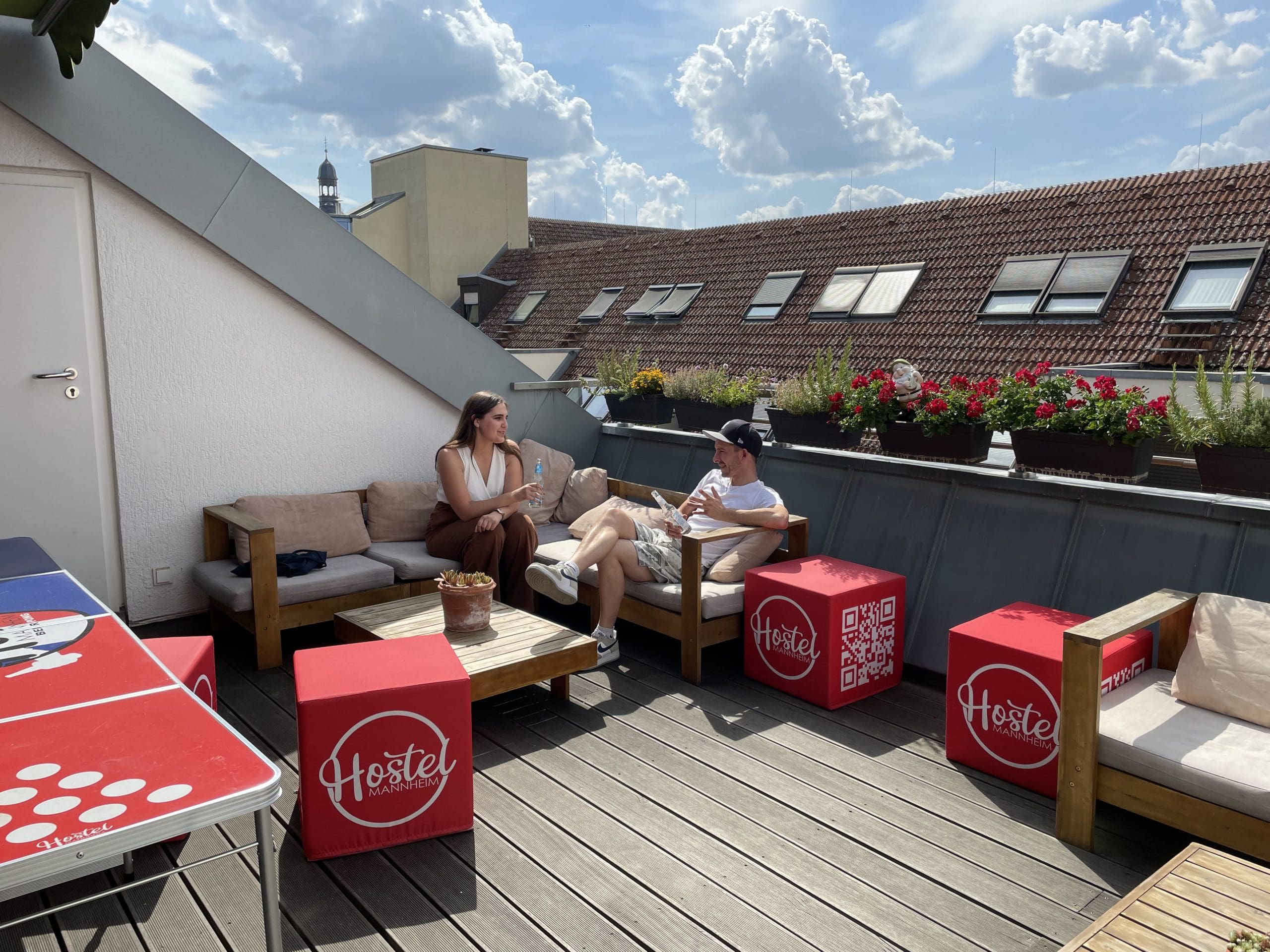 Daniela im Gespräch mit Hostel Gründer Julian auf der Dachterrasse. © Stefanie Maier