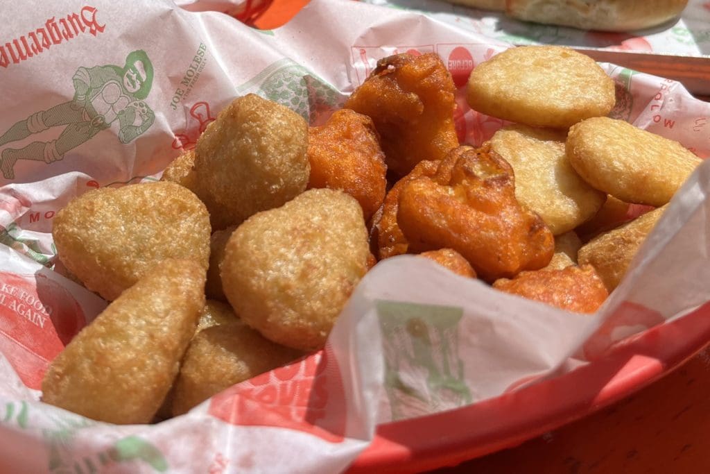 Chili Cheese Nuggets, Cauli Wings, Chicken Nuggets (von links nach rechts). © Milena Hartmann