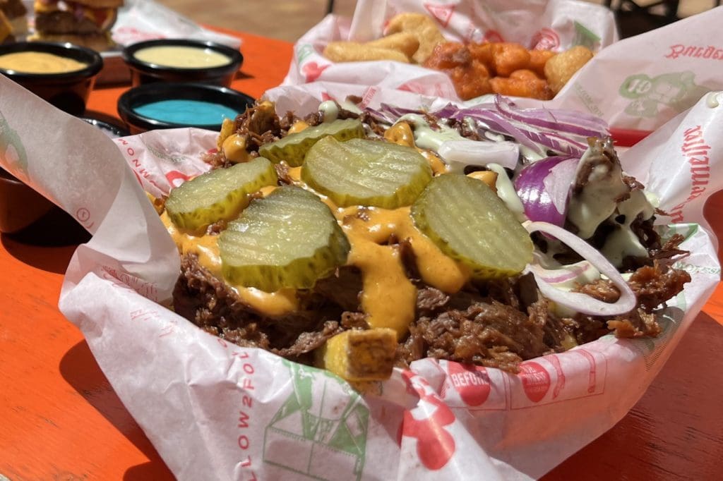 Der Traum eines jeden Vegetariers/Veganers, der eigentlich auf Fleisch steht: Pulled Pork Fries und Pulled Beef Fries! © Milena Hartmann