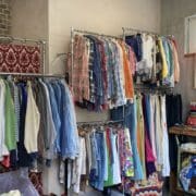 In Sasas Vintage Laden gibt es eine breite Auswahl an Kleidung und Accessoires. © Nancy Jäger
