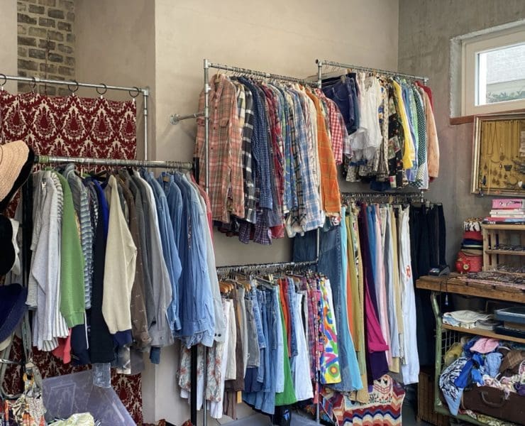 In Sasas Vintage Laden gibt es eine breite Auswahl an Kleidung und Accessoires. © Nancy Jäger