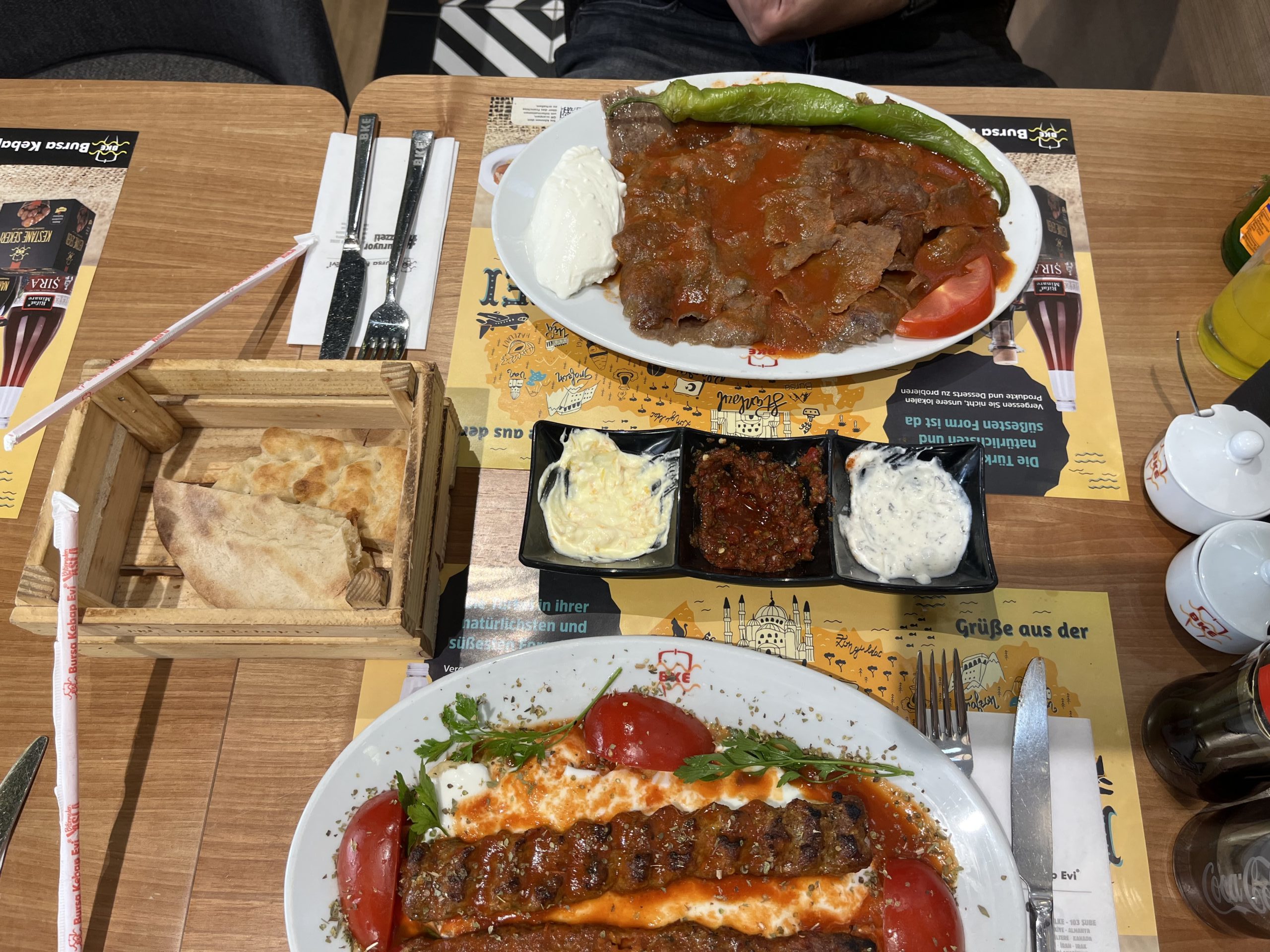 Unsere Wahl fiel auf den klassischen Bursa Kebab und Adana Kebab. © Lea Willer