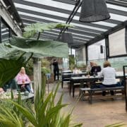 Zwischen Pflanzen und leckeren Drinks könnt ihr den Ausblick auf die Innenstadt genießen. © Romy van Gysel