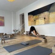 Entspannen und den Alltag vergessen bei einem Yoga Flow oder Pilates Kurs. © Vanessa Müller