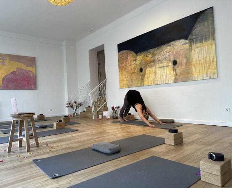 Entspannen und den Alltag vergessen bei einem Yoga Flow oder Pilates Kurs. © Vanessa Müller