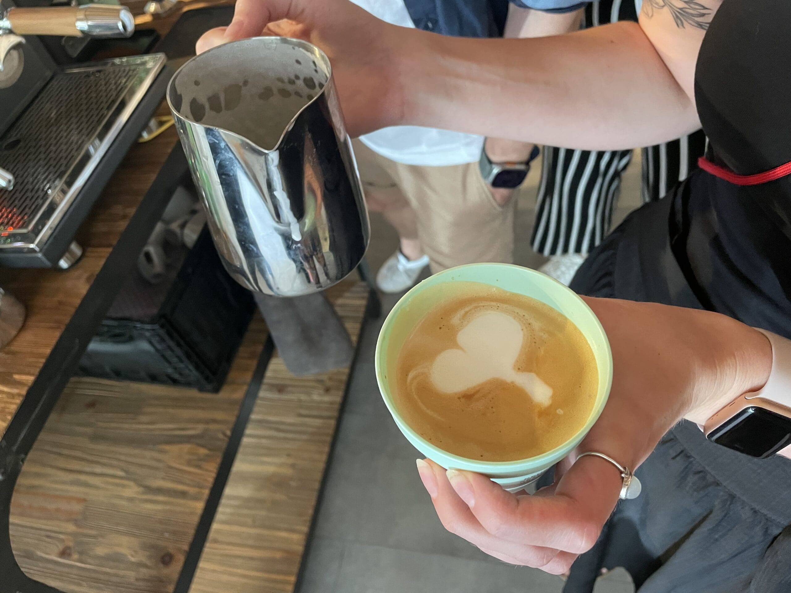 Wir durften bei unserem Workshop selbst ran und uns unter anderem an Latte Art probieren. © Stefanie Maier