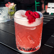 Saisonale Getränkespecials dürfen nicht fehlen: Hier der Raspberry Sour. © Pop Bar