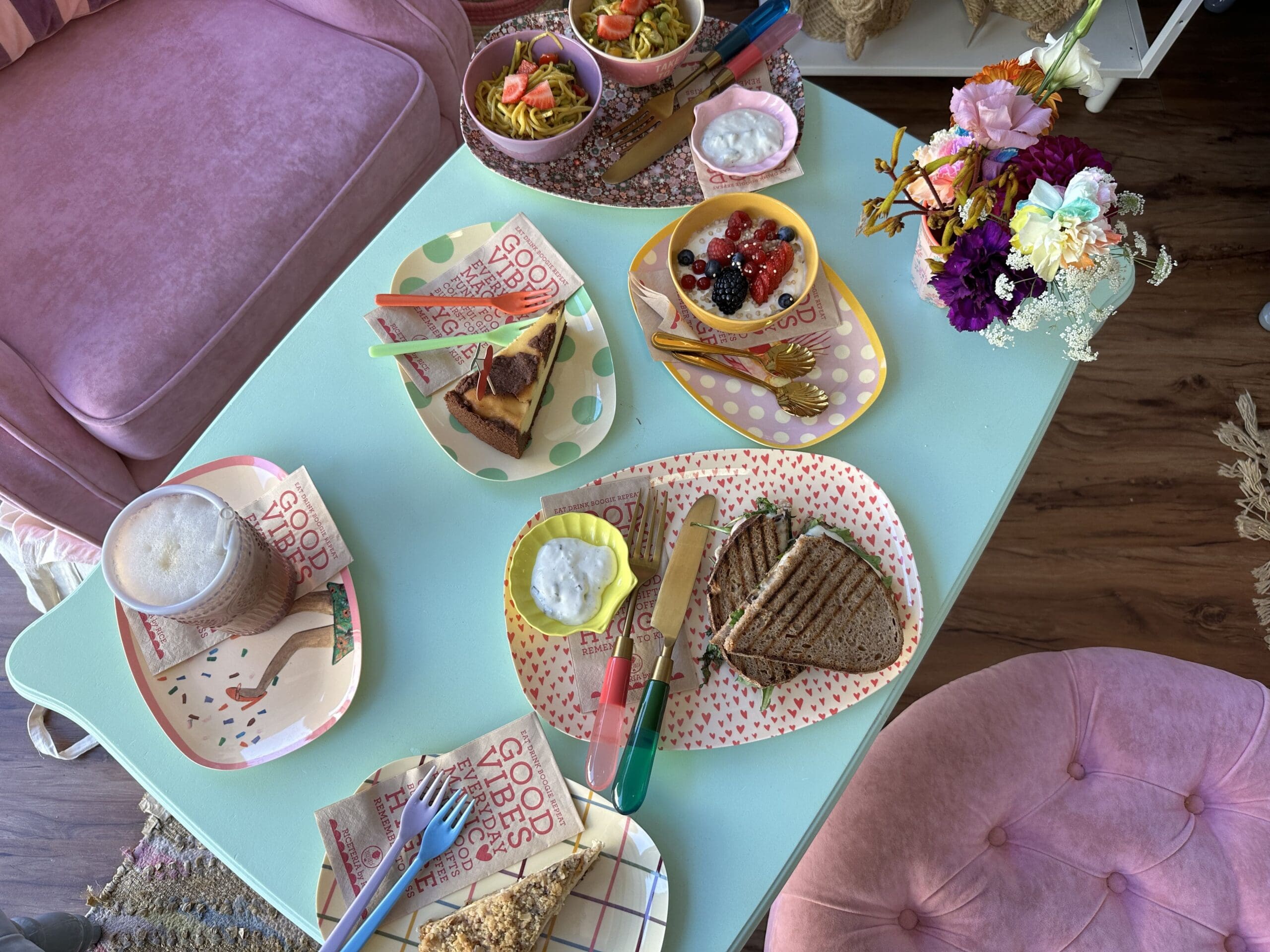 Asiatischer Nudelsalat, Auberginenbrot, Joghurt mit Müsli, Apfelkäsekuchen mit Müslistreusel und Zupfkuchen. © Vanessa Müller