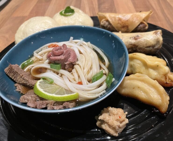 Alle Vorspeisen auf einen Blick: Pho, Frühlingsrollen, Gyoza und Boa Buns. © Milena Hartmann