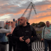 Fotograf Michael Brand bei dem von ihm organsierten Photowalk im Jungbusch. © Stefanie Afisa