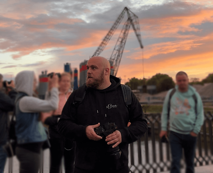 Fotograf Michael Brand bei dem von ihm organsierten Photowalk im Jungbusch. © Stefanie Afisa