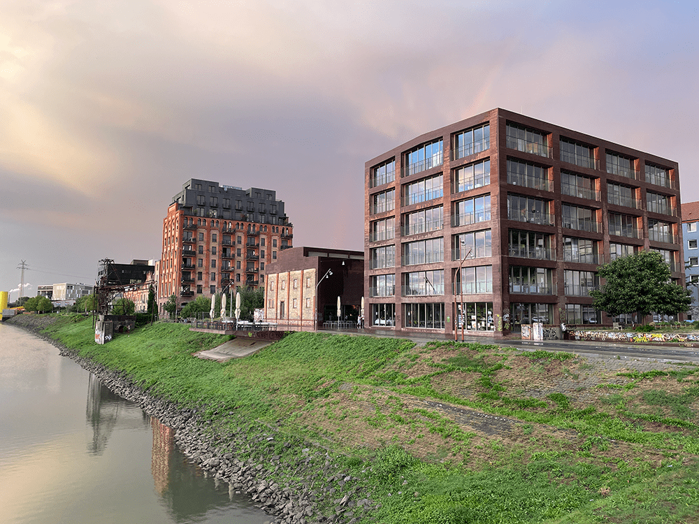 Von der Teufelsbrücke aus hat man einen guten Blick auf die abwechslungsreiche Architektur. © Stefanie Afisa