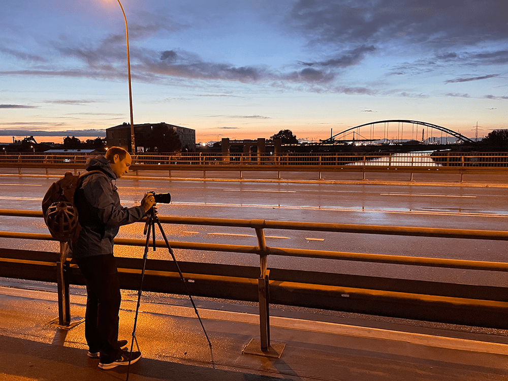 Ein Teilnehmer baut sein Stativ auf der Jungbuschbrücke auf. © Stefanie Afisa