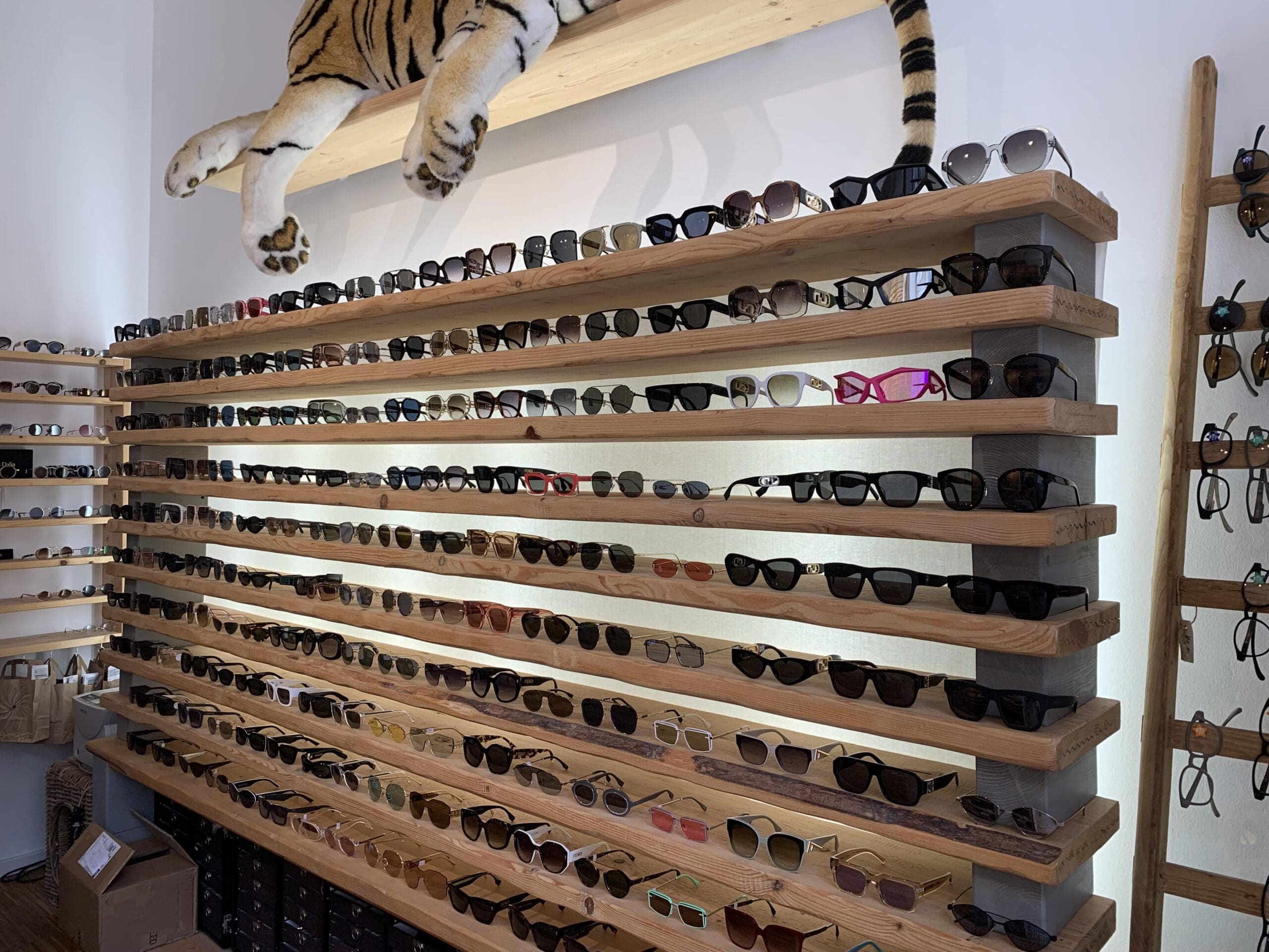 Eine Auswahl der vielen Sonnenbrillen. © Laura Schröder