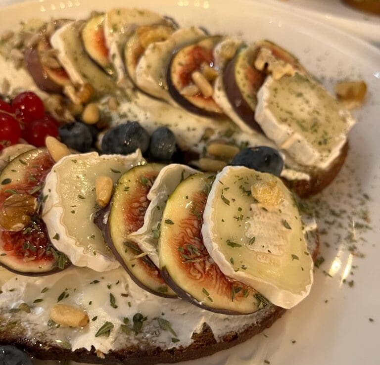 Das herbstliche Bauernbrot mit Ziegenkäse, Thymianhonig und Feigen. © Daniela Steinbrenner