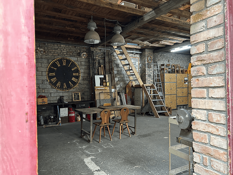 Die kleinen Stühle rechts oben auf dem Schrank sind Marcos Lieblingsstücke. © Vanessa Müller