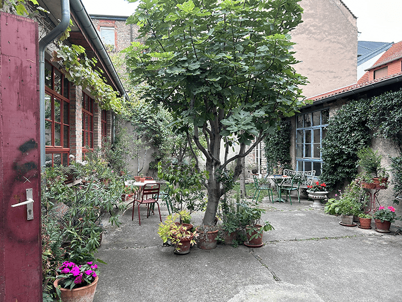 Der idyllische Innenhof verbindet die verschiedenen Räumlichkeiten. © Vanessa Müller
