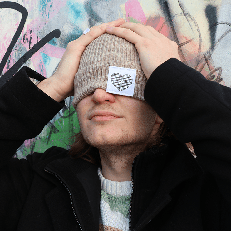 ilma-merchandise-deckel-fisherman-beanie Der ILMA Deckel aka Fisherman-Beanie mit dem Patch-Motiv "Herz im Quadrat". © Jessica Krug