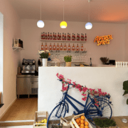 Das TiPu in der Mannheimer-Neckarstadt verwöhnt mit veganen Speisen und leckeren Spritz. © Vanessa Müller