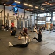 Vanessa und Steffi testen das erste Mal CrossFit in einem Kurs bei Peak Vitality. © Nancy Jäger