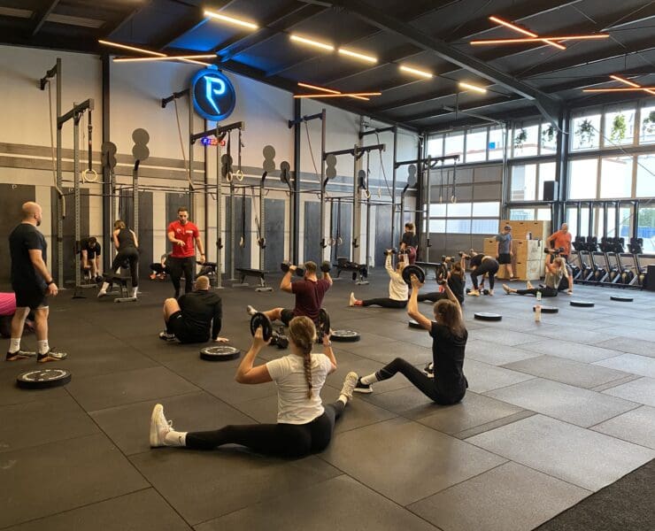 Vanessa und Steffi testen das erste Mal CrossFit in einem Kurs bei Peak Vitality. © Nancy Jäger