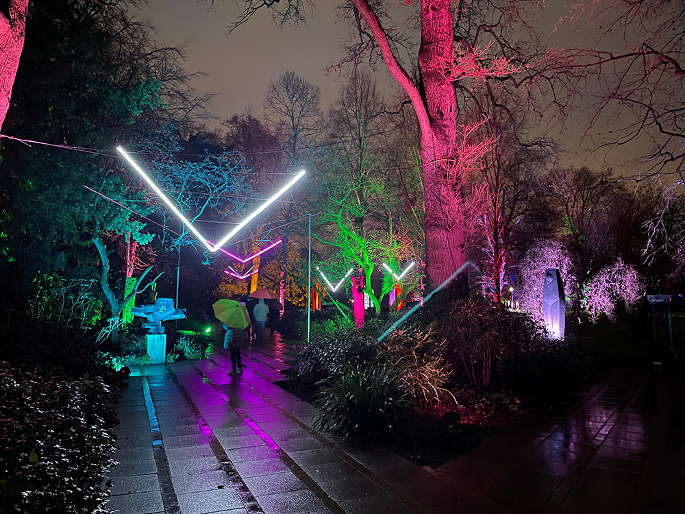 Die zahlreichen Lichter verwandeln die Wege in eine mystische Parklandschaft. © Stefanie Afisa