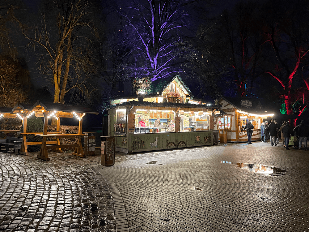 An der Brunnenlandschaft gibt es Stärkung: Glühwein, Wurst, Crêpes und Co. © Stefanie Afisa