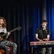 Lucie Mackert und Peter Fischer auf der Bühne in Aktion. © Max Saufler