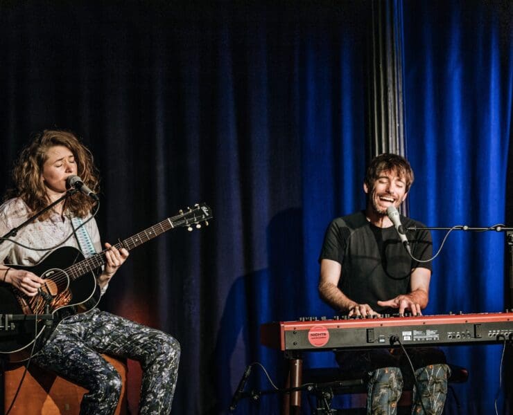 Lucie Mackert und Peter Fischer auf der Bühne in Aktion. © Max Saufler