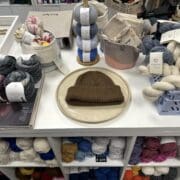 Material, Beratung, Inspiration - Im amata lana findest du alles für dein (erstes) Strickprojekt. © Vanessa Müller